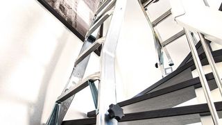 Treppengängig, höhenverstellbar und dabei leicht zu bedienen: die Gelenk- und Universalgelenkleitern von Krause-Werk. (Krause-Werk)