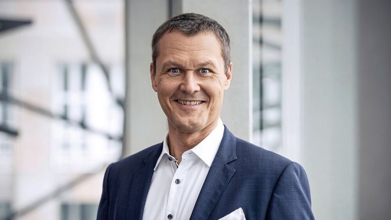Jörg Heinermann, Leiter Vertrieb Deutschland, Mercedes-Benz: „Der Verkäufer vor Ort ist auch im Agentursystem weiterhin die wesentliche Säule des Vertriebs.“ Jörg Heinermann, Leiter Vertrieb Deutschland, Mercedes-Benz: „Der Verkäufer vor Ort ist auch im Agentursystem weiterhin die wesentliche Säule des Vertriebs.“