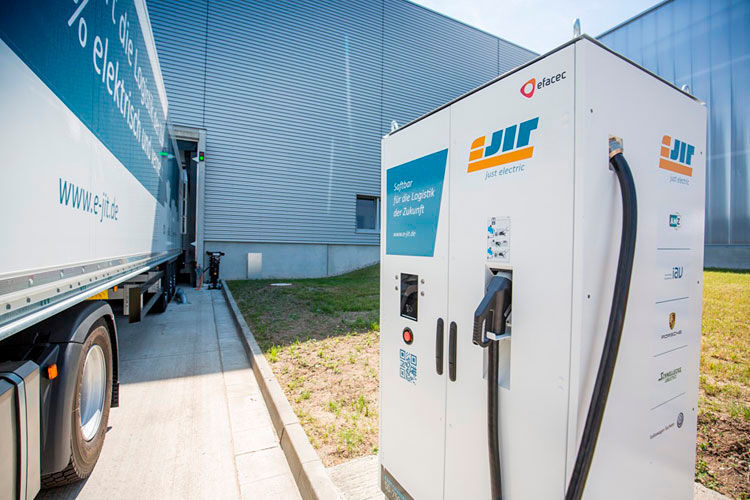 Im Porsche-Werk Leipzig laden die Akkus während planmäßiger Wartezeiten mehrfach pro Schicht. Im kommenden Jahr soll das Fahrzeug für das Porsche-Werk hochautomatisiert fahren. Für das Zwickauer Fahrzeug ist ein automatisiertes Rangiersystem geplant, mit dem der Lkw an der Verladerampe andockt. (AMZ Automobilzulieferer Sachsen)