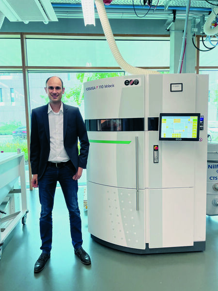 Frank Gersbach, Manager Additive Fertigung bei Urma, vor der EOS Formiga P 110 Velocis, dem Polymer Einsteigersystem für leistungsfähigen 3D-Druck. (Urma)