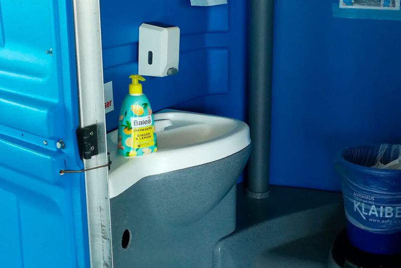 Erst nach dem Händewaschen darf der Kunde zum Serviceschalter. (Bild: Autohaus Klaiber)