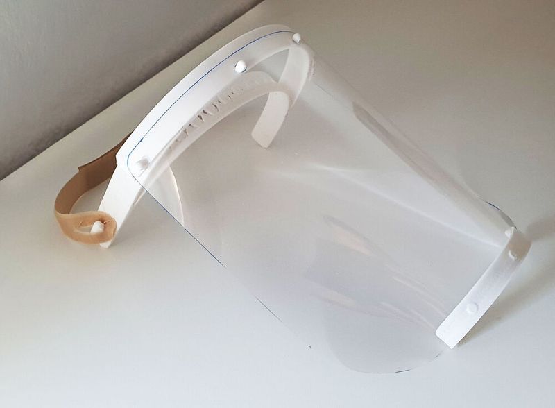Ein Gummiband, eine Folie und zwei Bauteile aus dem 3D-Drucker – daraus stellen Ingenieure der Universität Duisburg-Essen (UDE) gerade dringend benötigte Schutzmasken zur Behandlung von Corona-Patienten her. Wenn alles klappt, so die Universität, sollen 1.000 Stück so bald wie möglich an das Uniklinikum Essen (UK Essen) gehen. (© AM Filament GmbH/ Lars Meyer)