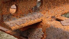 Das fällt einem ein, wenn man an Rost denkt: Vergammeltes Metall, das auf den ersten Blick zu nichts mehr nütze ist. Doch eine Forscherin von der Universität des Saarlandes sieht das anders! Sie untersucht Eisenoxid, um Batterien zu entwickeln, die umweltschonender sind als bisherige ... (Bild: Oxolotl)