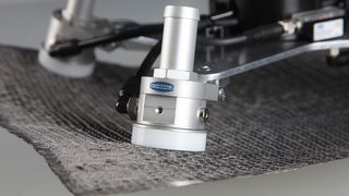 Spezialgreifer SCG zur Handhabung von Composite-Textilien in der automatisierten Faserverbundbauteil-Herstellung.  (Bild: Schmalz)