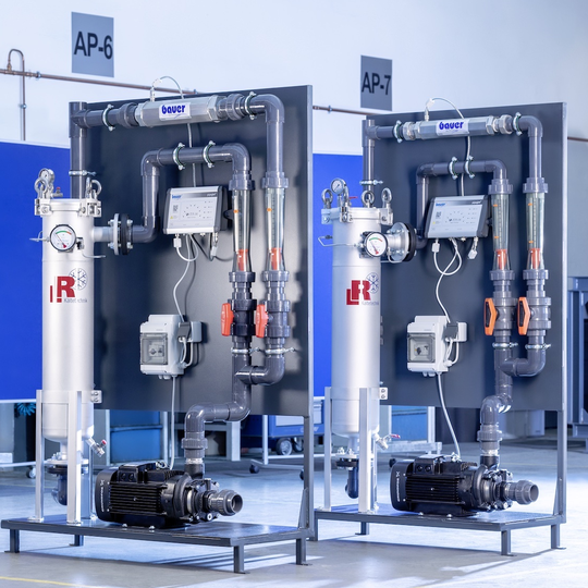 Kompakt und komplett: Das L&R Aufbereitungsmodul mit dem chemiefreien Easy Clean System sorgt für dauerhaft sauberes Prozesswasser.(Bild:  L&R Kältetechnik)