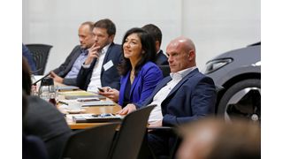 Diskussionsrunde bei Volkswagen: VKU-Hauptgeschäftsführerin Katharina Reiche und E-Mobilität-Vorstand Thomas Ulbrich. (Volkswagen)
