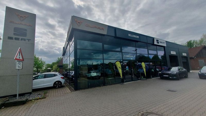 Nach Bielefeld fuhr die Jury weiter Richtung Bottrop. Dort hat das Seat- und Cupra-Autohaus Bellendorf seinen Sitz. Das Familienunternehmen, das sich ebenfalls für den diesjährigen Automotive Business Award beworben hatte, ist ein echter Local Hero: Im vergangenen Jahr konnte es über 1.000 Seat- und Cupra-Neuwagen verkaufen. Zudem betreibt es wenige hundert Meter vom Autohaus entfernt ein eigenes Gebrauchtwagencenter, in dem es 2023 rund 700 Fahrzeuge verkauft hat. (Bild: Grimm – VCG)