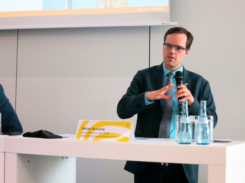Niklas Kuczaty, VDMA Arbeitsgemeinschaft Medizintechnik, lobte den Messestandort Stuttgart und die Mitgestaltungsmöglichkeiten. Der VDMA ist mit dem größten Gemeinschaftsstand seit Gründung der AG auf der Messe vertreten: 17 Unternehmen stellen auf 150 m² aus. (Reinhardt/Devicemed)