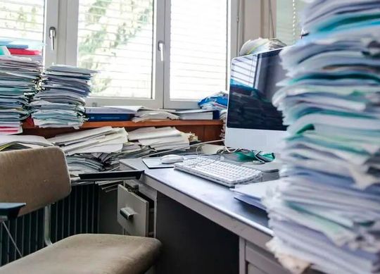 Deutsche Unternehmen klagen seit Langem über die überbordende Bürokratie. Experten haben jetzt mal analysiert, welche Summe das vor allem den Mittelstand im Jahr kostet ...(Bild:  Bürorio)