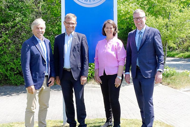 Sprachen vor den Delegierten des Landesverbands Schleswig-Holstein: (v. l.)  Landesinnungsmeister Tim Schneider, ZDK-Hauptgeschäftsführer Dr. Kurt-Christian Scheel, Landespräsidentin Nina Eskildsen und Geschäftsführer Jan-Nikolas Sontag.(Bild:  Zietz – VCG)