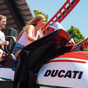Der Desmo Race Coaster soll sich anfühlen, als würde man auf einem echten Motorrad sitzen und selbst fahren – und das sogar um die Wette. 