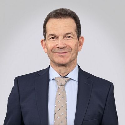 Bernd Hermeler ist CEO der Cemecon AG. Er studierte Maschinenbau an der RWTH Aachen – jener Universität, aus der das Unternehmen vor 40 Jahren als Spin-off hervorging. Hermeler verantwortet heute die globale Ausrichtung des Beschichtungsspezialisten, der mit Niederlassungen in Europa, den USA, China, Japan und Indien als technologischer Weltmarktführer in der Beschichtung von Zerspanwerkzeugen gilt. (Bild: Cemecon AG)