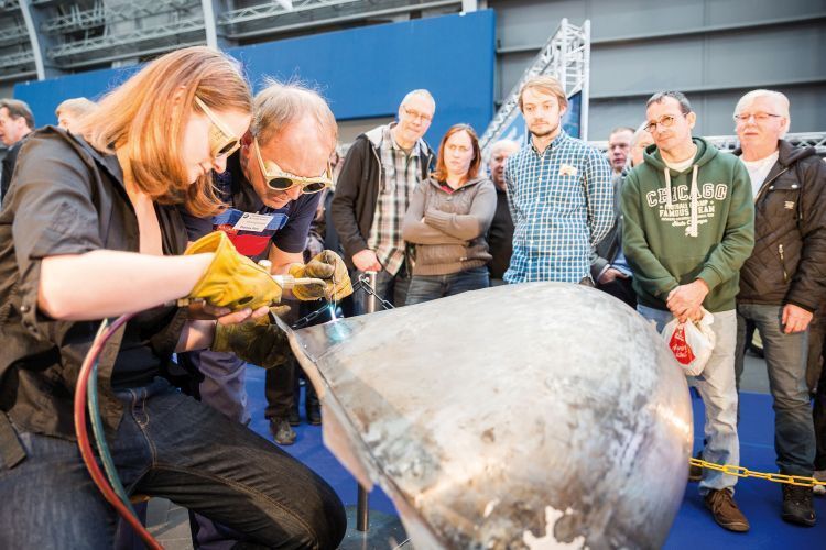 Auch die Fahrzeugakademie aus Schweinfurt ist regelmäßig auf der Messe vertreten. Ausbilder Thomas Geis demonstriert das Leistungsangebot der bekannten Einrichtung. (S.I.H.A.)