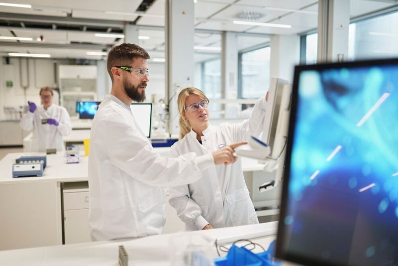 Prozessbasierte Laborwelten ersetzen klassische Abteilungsstrukturen und ermöglichen fachübergreifende Zusammenarbeit sowie die gemeinsame Nutzung von Equipment. (Bild: Roche)