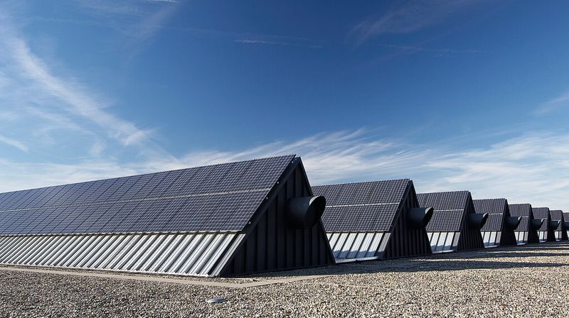 Die im Jahr 2006 installierte Photovoltaikanlage erzeugte im Durchschnitt der letzten Jahre rund 370.000 kWh/a elektrische Energie.  (Bild: Arburg)