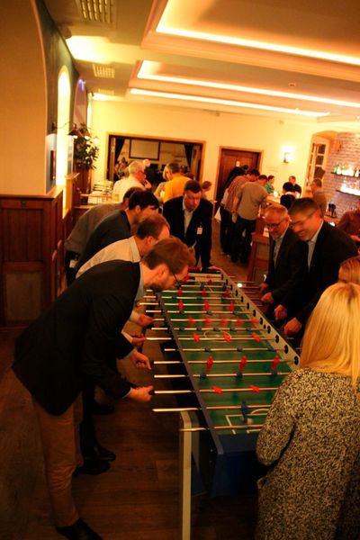 Impressionen der Abendveranstaltung bei den Förderprozess Foren 2016 in Würzburg. Das 4er-Kicker Turnier sorgte für Spaß und Spannung. (Ernhofer/PROCESS)