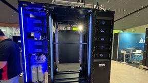 Der Rittal-Pod integriert über ein Megawatt Flüssigkeitskühlung, einen Multi-Port-Transformator und 42U für Rechenleistung in aneinandergereihten OCP-Racks. (Bild: Ulrike Ostler / Vogel IT-Medien)