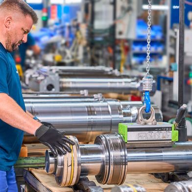 Produktion von Zylindern in großen Dimensionen bei Weber-Hydraulik. (Bild: Weber-Hydraulik / Werbeagentur Marks)