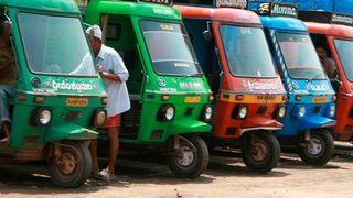 Sogenannte Tuk Tuks, Drei-Räder, die als Taxi eingesetzt werden, dominieren die Straßen Indiens.  (gemeinfrei)