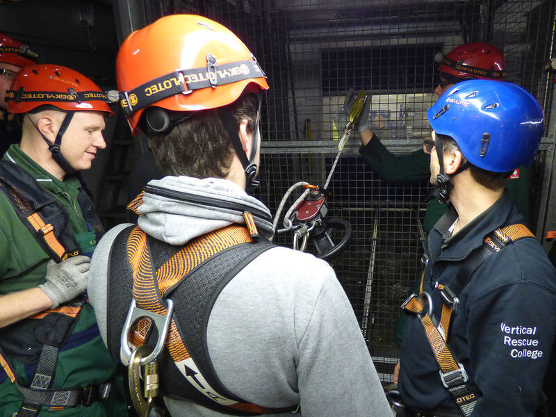 Die Trainer des „Vertical Rescue College“ erklären, worauf es beim Einsatz der Ausrüstung in der Praxis ankommt. (Skylotec)