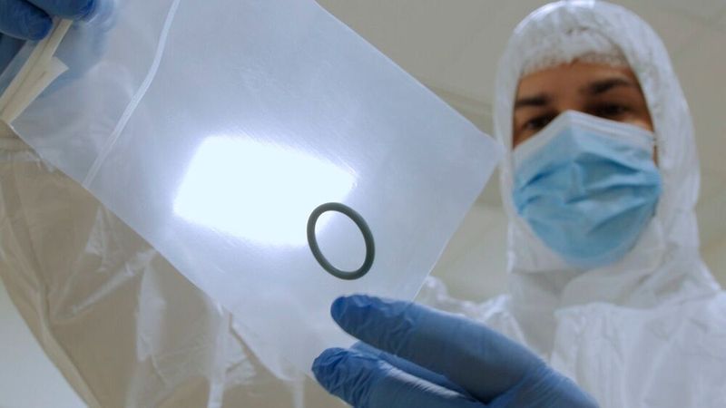 Niedrig ausgasende Elastomere verhindern im Reinraum molekulare Filmbildung auf Wafern und gewährleisten höhere Prozessreinheit, konstante Ausbeuten und weniger Wartungsstillstände.(Bild:  Angst+Pfister)