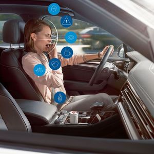 In Las Vegas zeigt Bosch ein neues System zur Innenraumbeobachtung von Fahrzeugen. Wenn der Fahrer müde ist oder seinen Blick aufs Smartphone abwendet, erkennt dies das System anhand der Bewegung der Augenlider, der Blickrichtung und der Kopfhaltung und warnt ihn vor kritischen Situationen.(Bild:  Bosch)