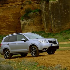 Ganz konkret ist der neue  Subaru Forester um 3,5 Zentimeter auf eine Länge von 4,60 Meter gewachsen. Damit wird der Größenunterschied zu dem kürzeren XV deutlicher und Subaru vermeidet eine direkte Konkurrenz beider Fahrzeuge.