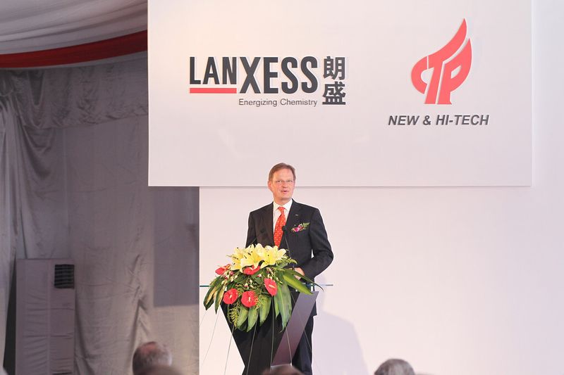 Der Vorstandsvorsitzende Axel C. Heitmann erklärte auf der Grundsteinlegung: „Die Grundsteinlegung ist ein weiteres Kapitel der Erfolgsgeschichte von Lanxess. Und sie markiert einen Meilenstein der Beziehungen zwischen China und Deutschland.” (Bild: Lanxess)