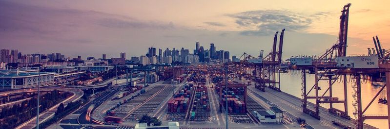 Hapag-Lloyd ist eine der größten Container-Reedereien der Welt. Das Unternehmen steht vor einer großen Herausforderung: der digitalen Transformation. Hapag-Lloyd ist eine der größten Container-Reedereien der Welt. Das Unternehmen steht vor einer großen Herausforderung: der digitalen Transformation.