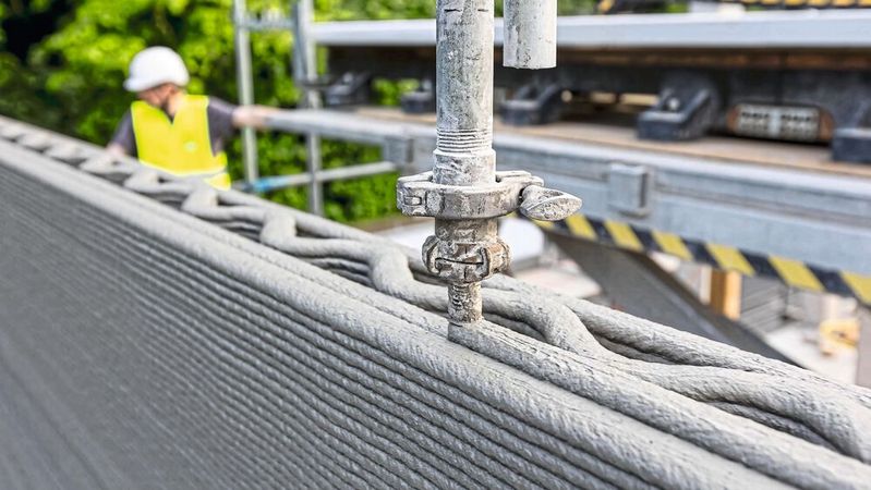 Insgesamt wurden 150 Quadratmeter an Innenwänden und 130 Quadratmeter an Außenfassaden per 3D-Druck erstellt. Dank des robotergestützten 3D-Druckverfahrens ließ sich die Bauzeit um den Faktor vier verkürzen. (Bild:  Guido Leifhelm)