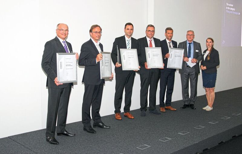 Filling and Packing: Thorsten Häfner (3rd from left) receives the award for Groninger from PROCESS editor Manja Wühr (right). On the shortlist: Bausch + Ströbel, Gemü, Haver & Boecker and Maschinenfabrik Möllers. (PROCESS Worldwide)