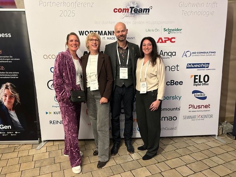(V. l.) Sandra Balz (Kiwiko), Silvia Habeck, Sven Glatter und Luciana Kuhlemann (alle Comteam) freuen sich über die positiven Ergebnisse der Partner und des Netzwerks.  (Bild: Vogel IT-Medien)