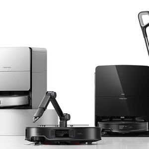 Roborock hat eine ganze Palette an neuen Produkten vorgestellt. Highlight: Der Saros Z70, ein Saugroboter mit sechsachsigem Arm. Damit soll er kleine Gegenstände wie Socken oder Handtücher bis 300 Gramm aufräumen können. (Bild:  Roborock)