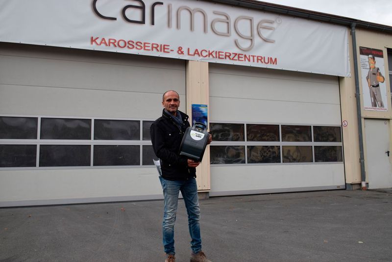 Emrah Ates, Geschäftsführer von Carimage, setzt auf die innovative Technik. (Holz / »kfz-betrieb«)