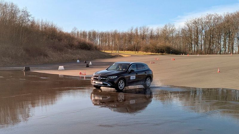 Ein Reibwertsprung ist eine schwierige Aufgabe für einen Reifen – doch der Nokian Seasonproof 2 meisterte den Wechsel von trockenem auf nassen Asphalt problemlos.(Bild:  Rosenow – VCG)