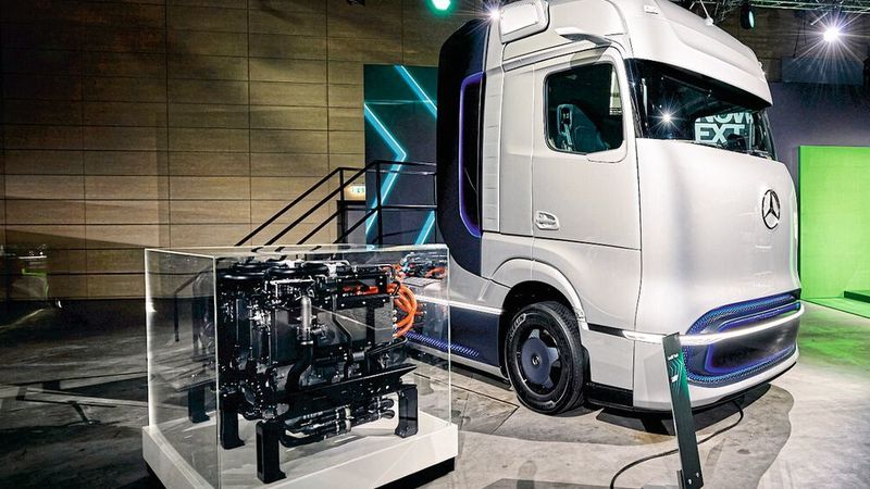 Daimler bastelt mit seinen elektrischen Fernverkehrstrucks an der Zukunft des Transports. Die Lkw sollen mit Brennstoffzellen-Antrieb bis zu 1.000 Kilometer weit kommen. (Daimler)