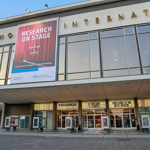Anfang März fand der Auftakt von Research-on-stage mit Live-Vorträgen im Kino International in Berlin statt. 