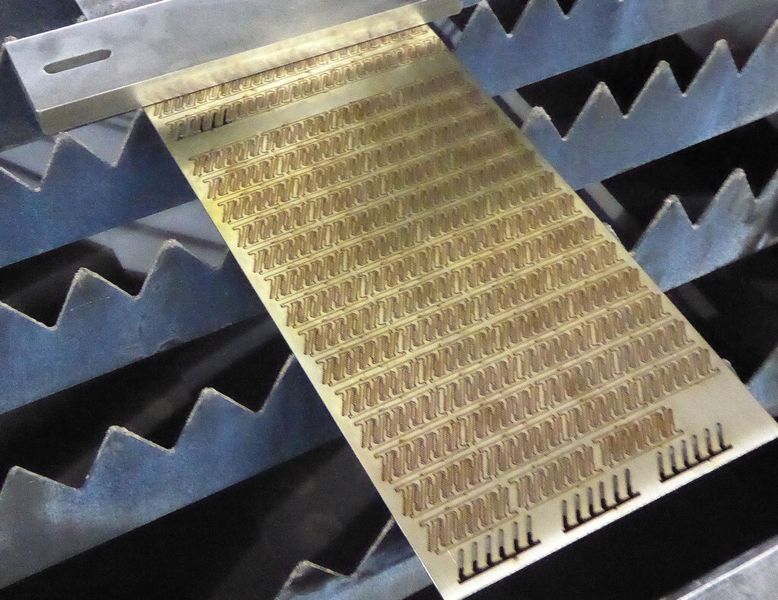 So sieht ein fertig geschnittener Blechstreifen aus. Die Teile sind fast haarfein geschnitten, wie aus dem zweiten Bild zu erkennen ist. (Bild: Kuhn)