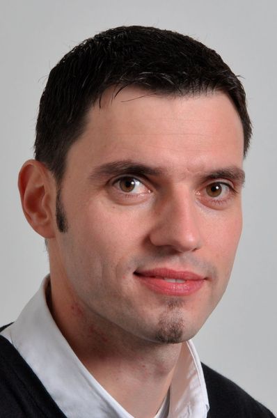 Christian Leist, AZO, klärt auf dem 10 Schüttgut-Forum welchen Einfluss Fördersysteme auf die Produkteigenschaften haben. (Bild: Azo)