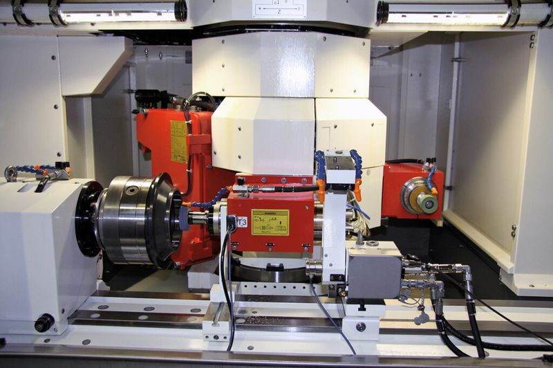 Das Erstaunliche an dem Schleifkonzept ist dessen modularer Aufbau. Links im Bild ist der erste Innenschleifkopf im Einsatz, der zweite ist rechts daneben angeordnet. Zum Stirn- oder Aussenschleifen sind weitere zwei Aussenschleif-Köpfe in die Maschine integriert. (Bild: Matthias Böhm, SMM)