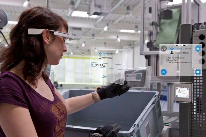 Assistenzsysteme unterstützen die Beschäftigten, indem beispielsweise Informationen eingeblendet werden. (Bild:  Fraunhofer IML)