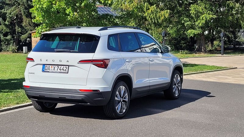 Das kann man langweilig finden. Vermutlich ist das aber genau so gewollt. Denn eigentlich ist der Karoq nicht mehr und nicht weniger als ein ganz normales Familienauto, das mit praktischen Details punktet, statt mit auffälligem Design. (Bild: Wehner – VCG)