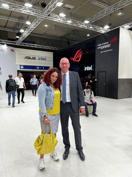 Besa, IT-BUSINESS, freut sich endlich mal wieder Lars Romanowski, api, zu treffen. (Bild: Vogel IT-Medien GmbH)