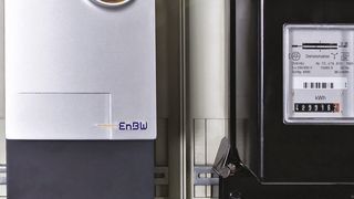 Neu und alt: Als erster deutscher Energiekonzern führte die EnBW im vergangenen Jahr einen intelligenten Stromzähler für Privatkunden ein. Er erlaubt es Stromkunden, den Verbrauch rund um die Uhr im Blick zu behalten. (Bild: EnBW)