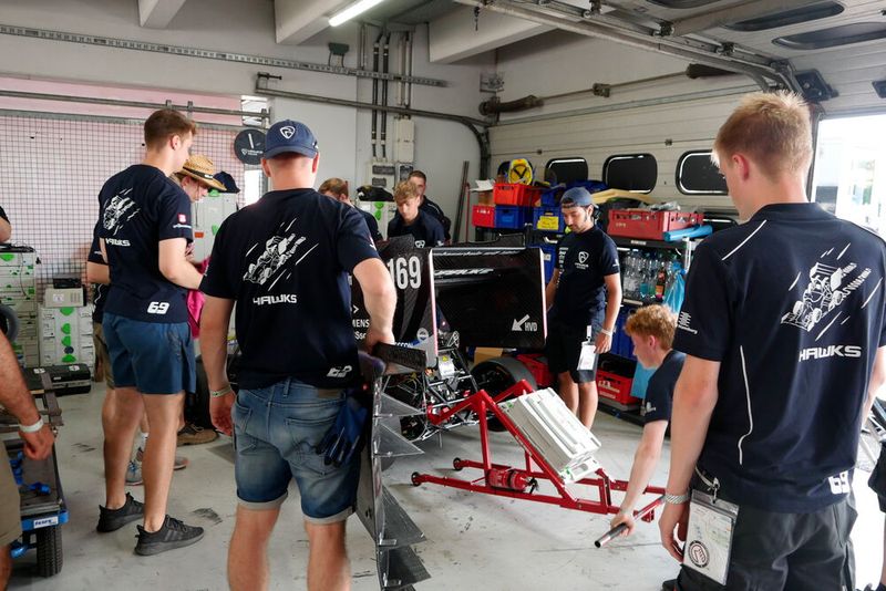 Zwischen den Disziplinen gibt es immer etwas zu tun: Batterien laden oder tanken, Reifen wechseln oder das Fahrzeug weiter verbessern. (Bild: Sandro Kipar/VCG)