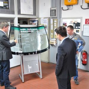 Im Pico-bello-Format. Juniorchef Manfred Schlegel (li.) erläutert der Service-Award-Jury sein Serviceannahmeprinzip samt Autoglas-Konzept – schließlich ist man auch Glaspezialist.