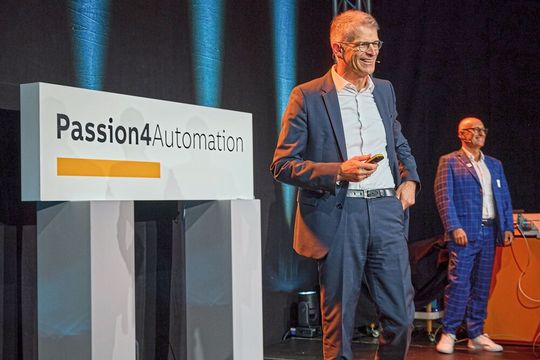 Florian Schneeberger, CEO von B&R, und Paolo Salvagno, Managing Director von B&R Schweiz, bei der Begrüssung der Gäste.(Bild:  Pfeiffer Photodesign)