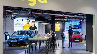 „Cayu“-Pilot im Milaneo-Einkaufszentrum im zentral gelegenen Stuttgarter Europaviertel. (Bild: Opel)