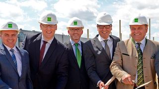 Die Grundsteinlegung für das neue Versorgungszentrum vor der Kulisse des BMW Group Werks Landshut. (Bild: BMW)