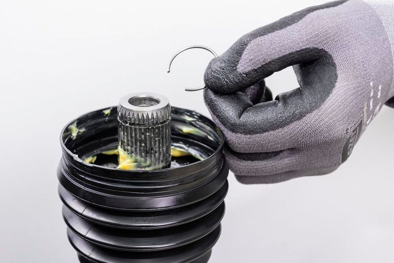 Beim Tausch der Achsmanschette erneuert der Monteur auch den Sicherungsring. Weitet sich dieser beim Aufschieben noch zusätzlich auf, wird die Montage des Gelenks zum Glücksspiel. (Hazet)